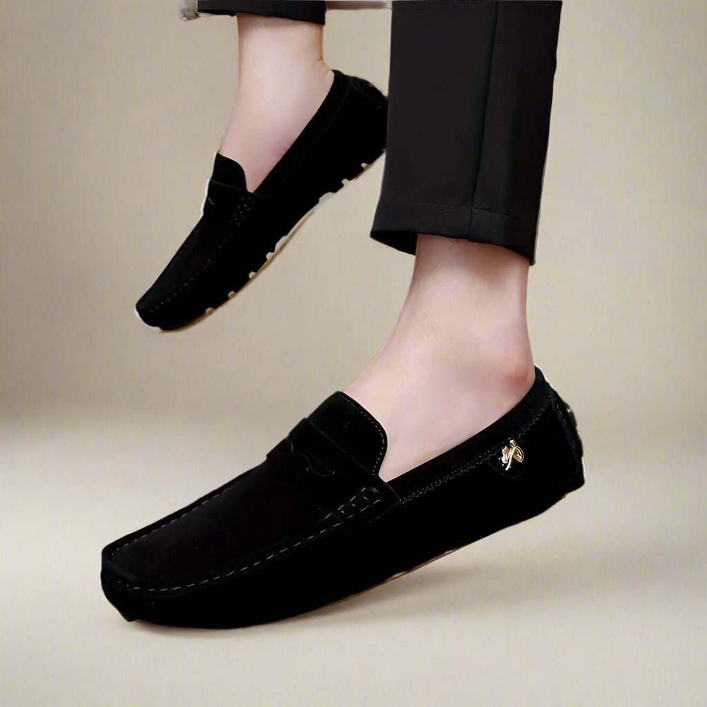 Mocasines de ante para hombre en color marrón, estilo casual elegante, sin cordones, perfectos para el verano.