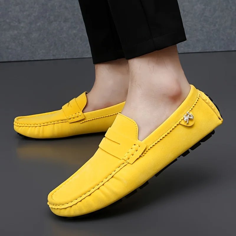 Hombre vistiendo mocasines de ante azul marino casuales, cómodos y elegantes, ideales para cualquier atuendo.