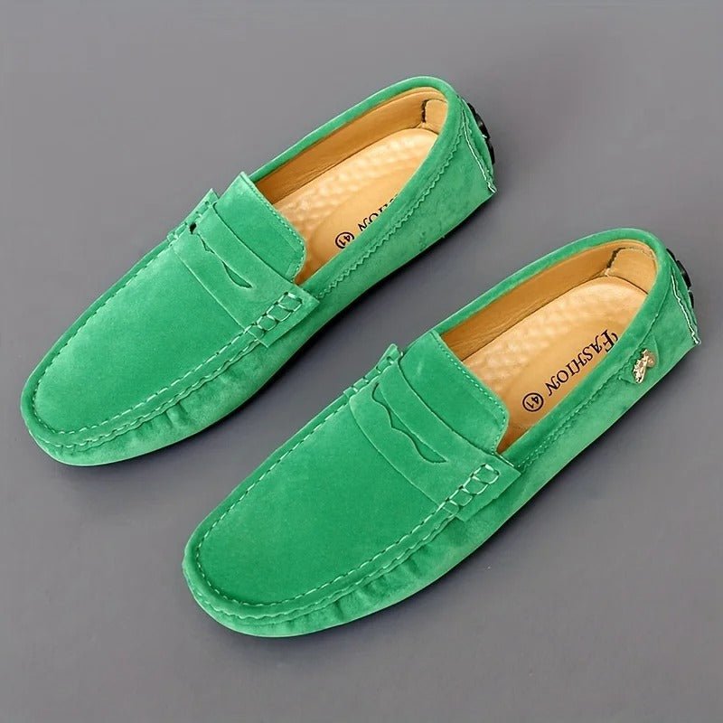 Mocasines de ante gris para hombre, diseño sin cordones que ofrece máximo confort y un estilo casual versátil.