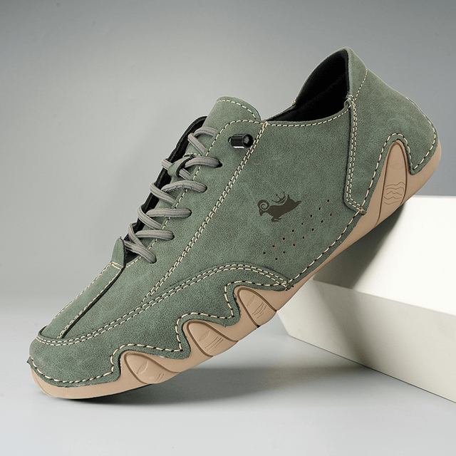 Detalle del cuero suave y flexible de las zapatillas barefoot para hombre, máxima calidad y confort.