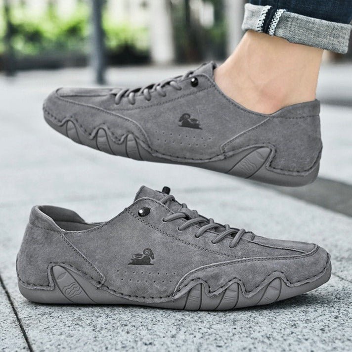 Vista frontal de zapatillas barefoot de cuero para hombre, puntera ancha y flexible para máximo confort.