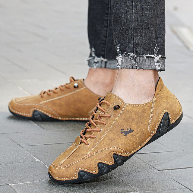 Textura de cuero premium en zapatillas barefoot, diseño flexible y duradero para uso diario.