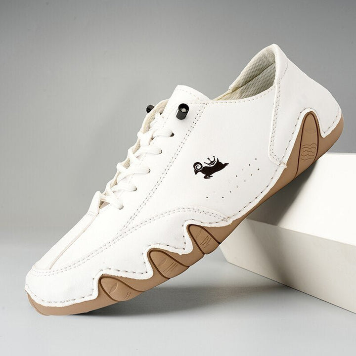 Zapatillas elegantes de cuero genuino para hombre, estilo barefoot flexible y cómodo.