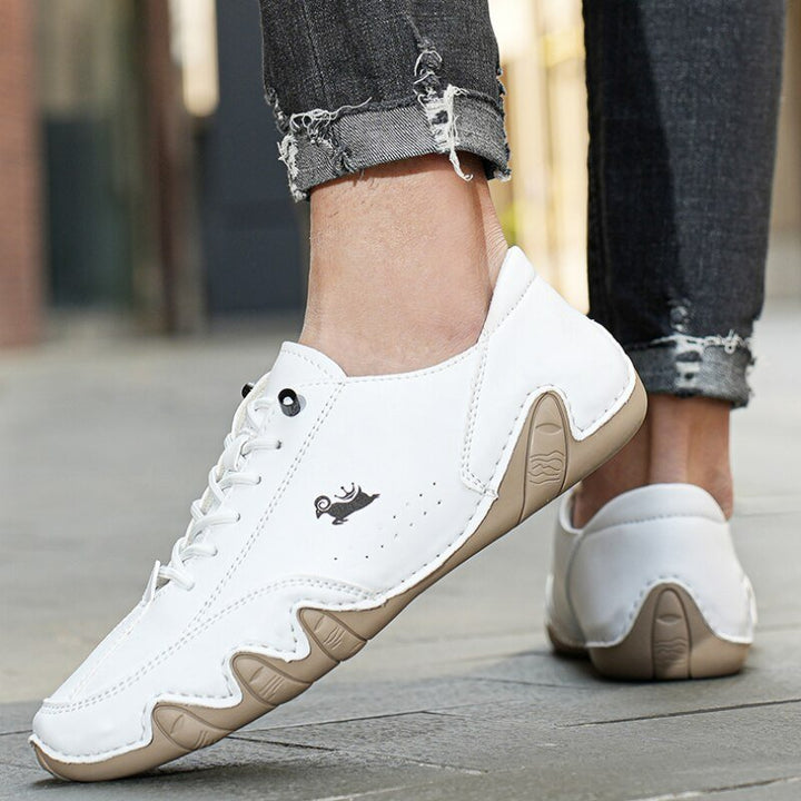 Diseño minimalista en zapatillas de cuero para hombre, elegancia y sensación descalza. Muy cómodas.
