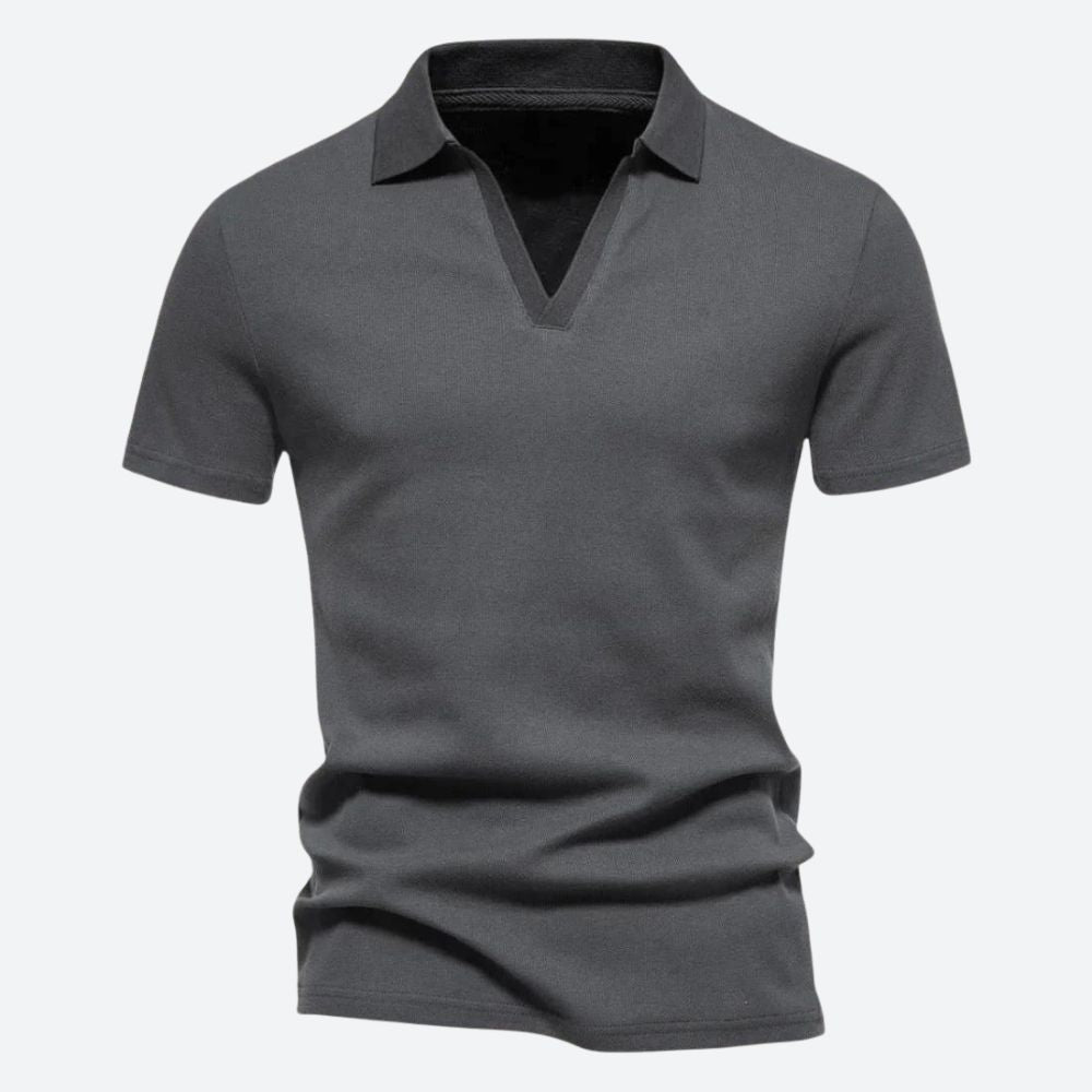 Camisa polo de hombre con cuello V, diseño elegante y ajuste cómodo. Perfecta para moda masculina versátil y diaria.