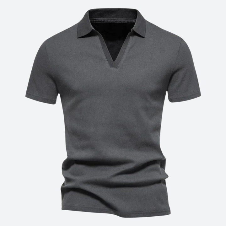 Camisa polo de hombre con cuello V, diseño elegante y ajuste cómodo. Perfecta para moda masculina versátil y diaria.