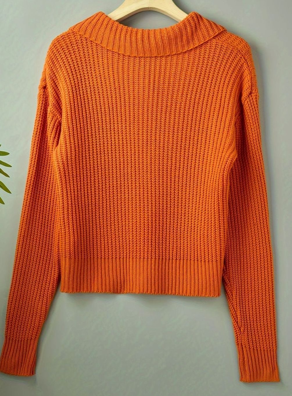 Jersey de punto canalé para mujer, cuello solapa relajado. Estilo casual y elegante para otoño-invierno.