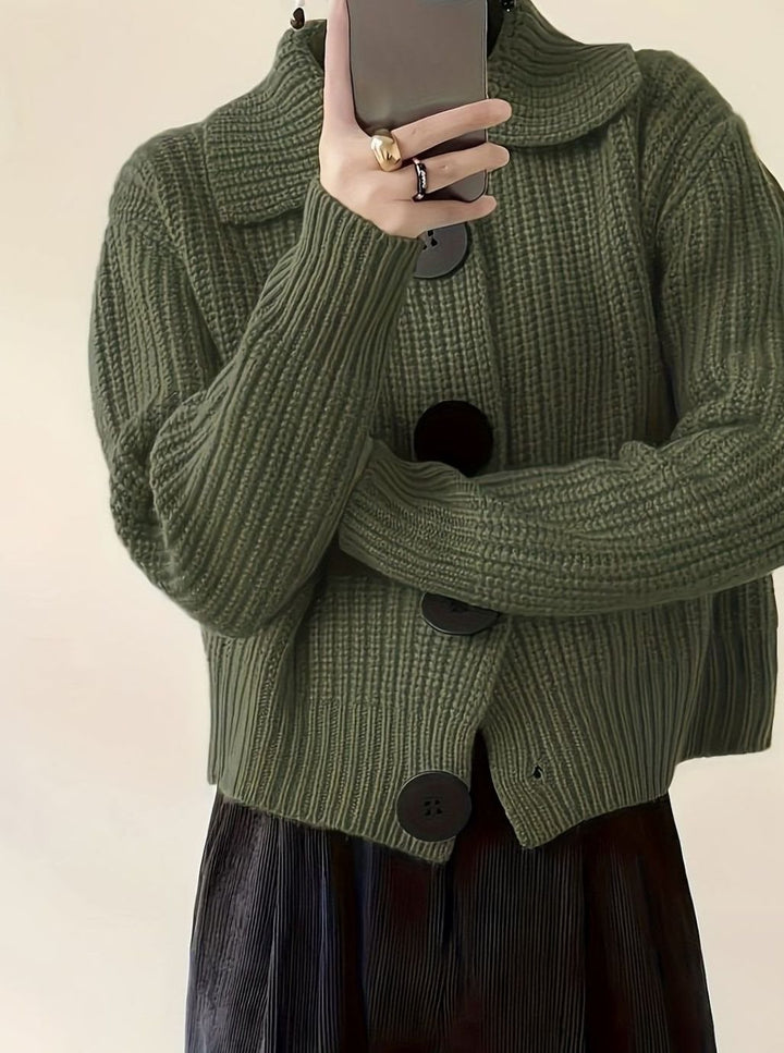 Detalle de jersey de punto canalé para mujer, cuello solapa. Suéter de invierno con ajuste relajado.