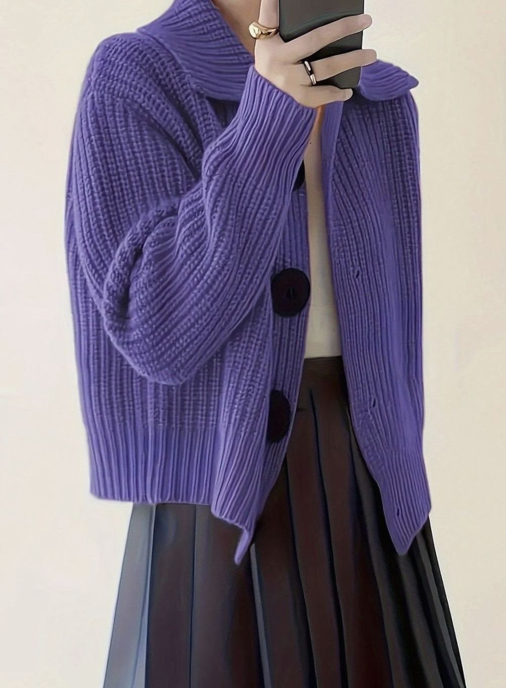 Jersey de mujer con punto canalé, cuello solapa. Prenda de ropa de punto cómoda y a la moda para el frío.