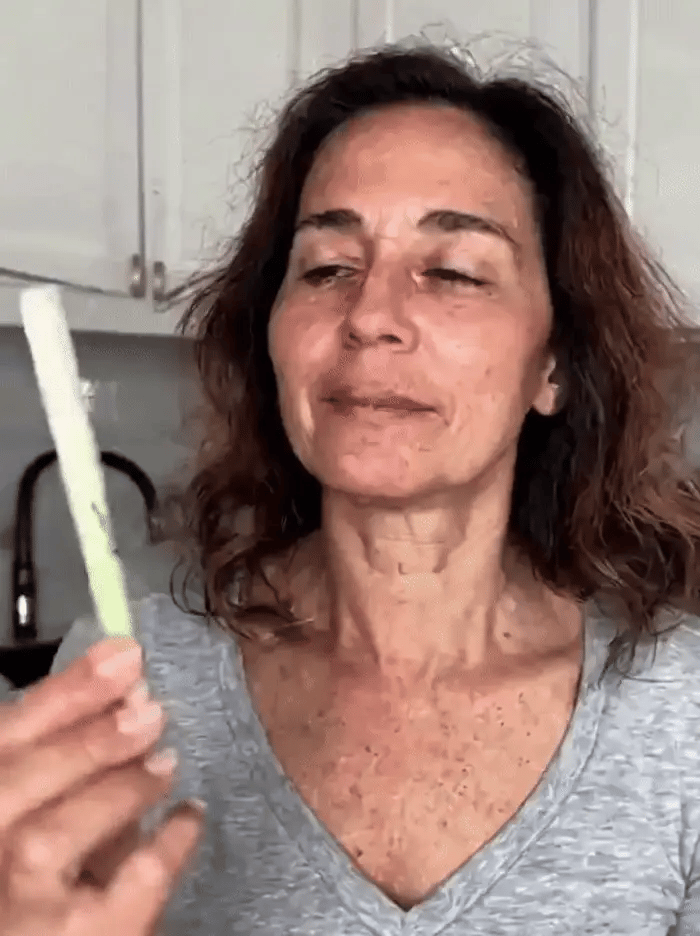 Primer plano de inhalador herbal sin nicotina con menta y gordolobo para salud respiratoria.