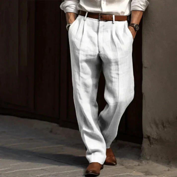 Textura del pantalón relajado de hombre. Tela fresca y cómoda, ideal para verano. Un básico versátil para su armario.