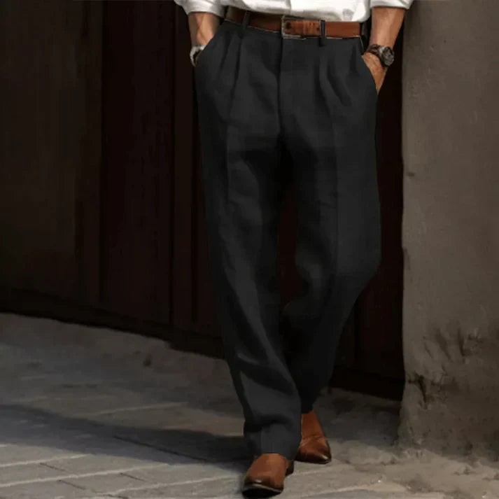 Hombre vistiendo pantalón relajado gris, estilo casual. Ropa masculina cómoda y versátil, perfecta para el día a día.