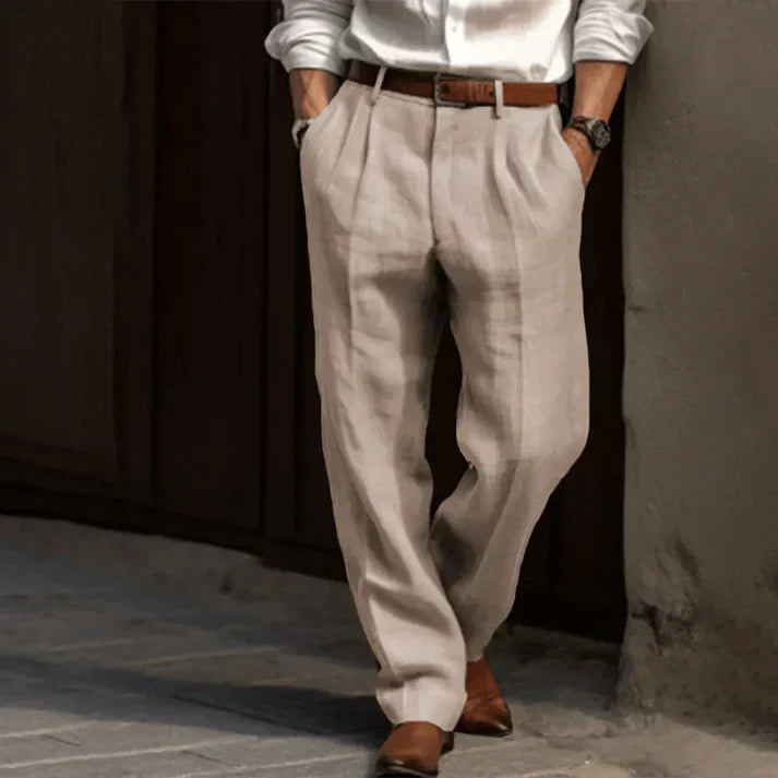 Ajuste relajado del pantalón clásico de hombre. Diseño cómodo y fresco, ideal para un look casual elegante de verano.