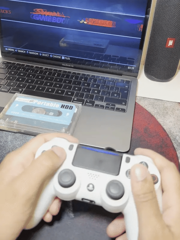 Consola Retro Aurora con dos mandos para 110,000 juegos clásicos. Entretenimiento gaming plug & play.