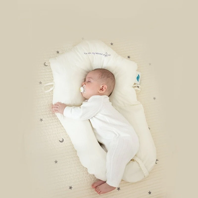 Confortable almohada para recién nacido. Diseño ergonómico anti-plagiocefalia, descanso seguro.