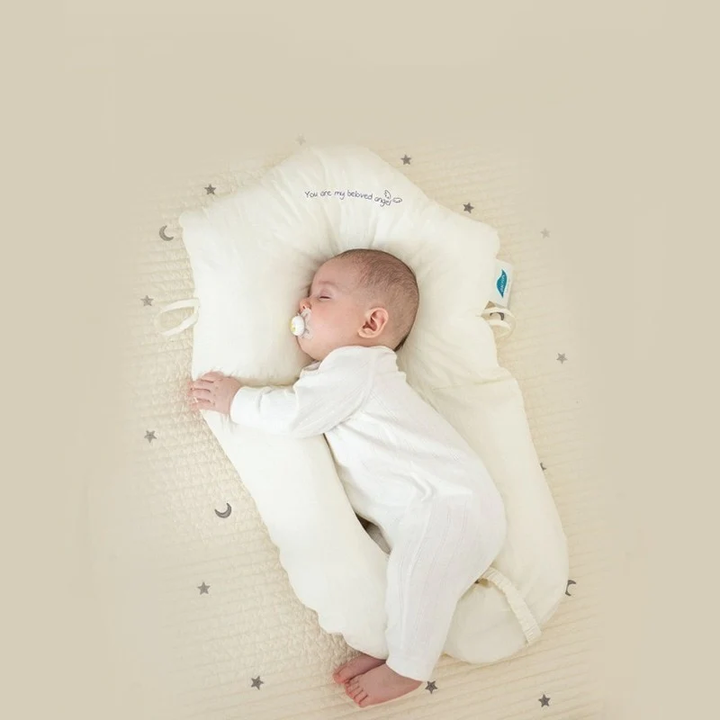 Confortable almohada para recién nacido. Diseño ergonómico anti-plagiocefalia, descanso seguro.