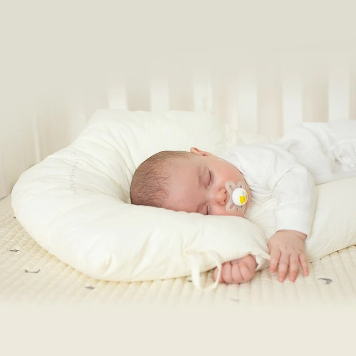 Almohada de bebé para prevenir plagiocefalia. Soporte cabeza y cuello, sueño tranquilo y seguro.