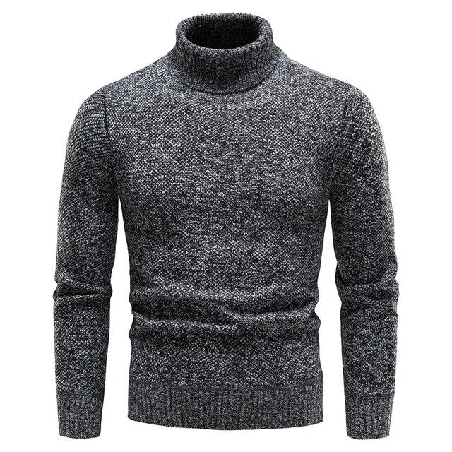 Hombre vistiendo suéter negro de cuello alto, estilo sofisticado y cómodo para el frío invernal.