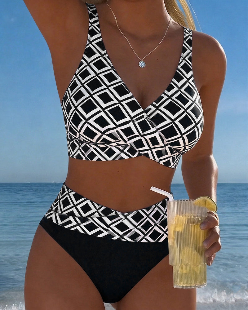 Traje de baño femenino de dos piezas. Top cruzado y braguita tiro alto con estampado de rombos, moda de verano.
