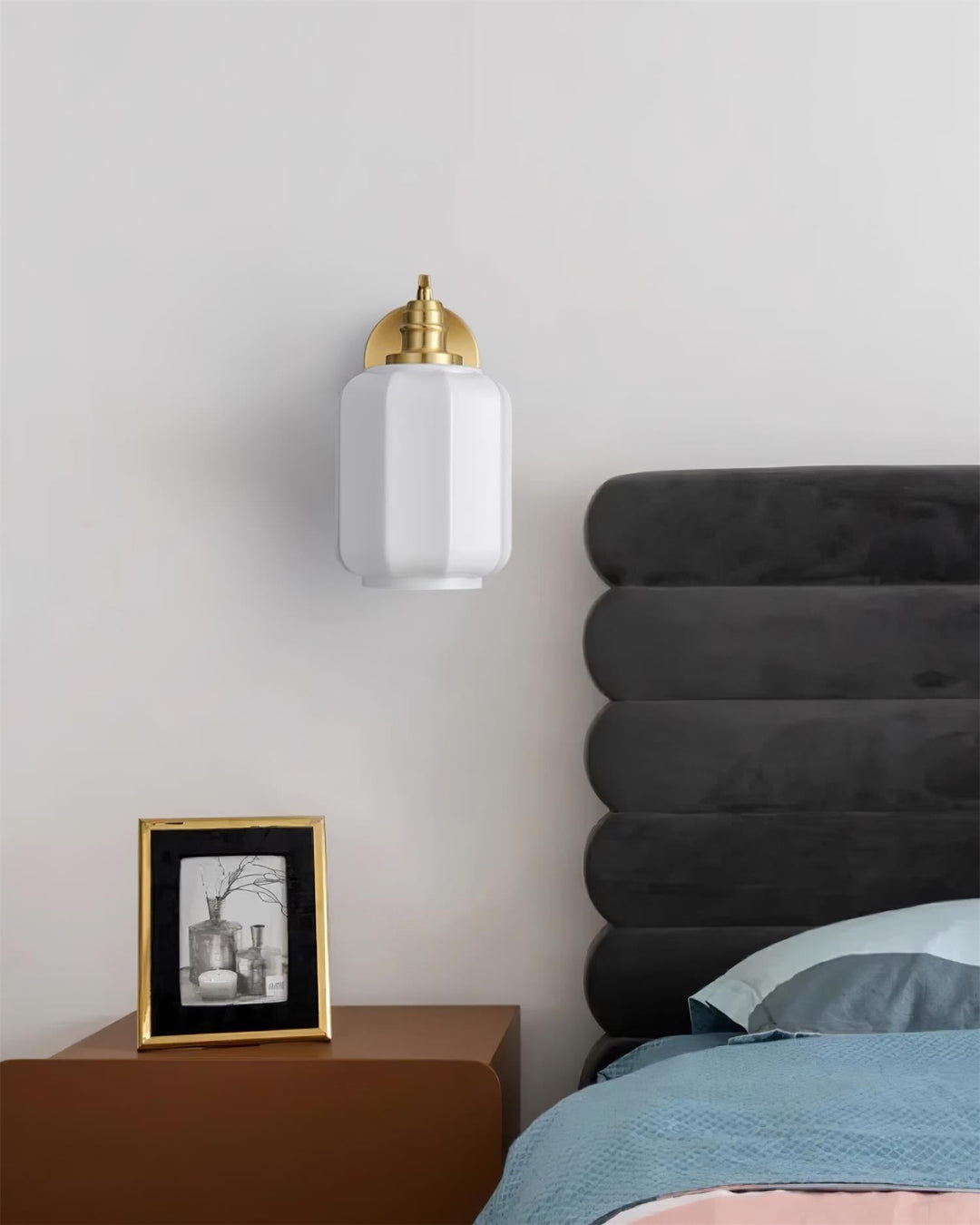 Iluminación decorativa con lámpara de pared. Enchufable, latón y vidrio, crea un ambiente acogedor.