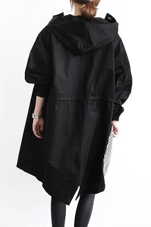 Trench coat impermeable de mujer, con solapas y cinturón, estilo clásico y moderno a la vez.