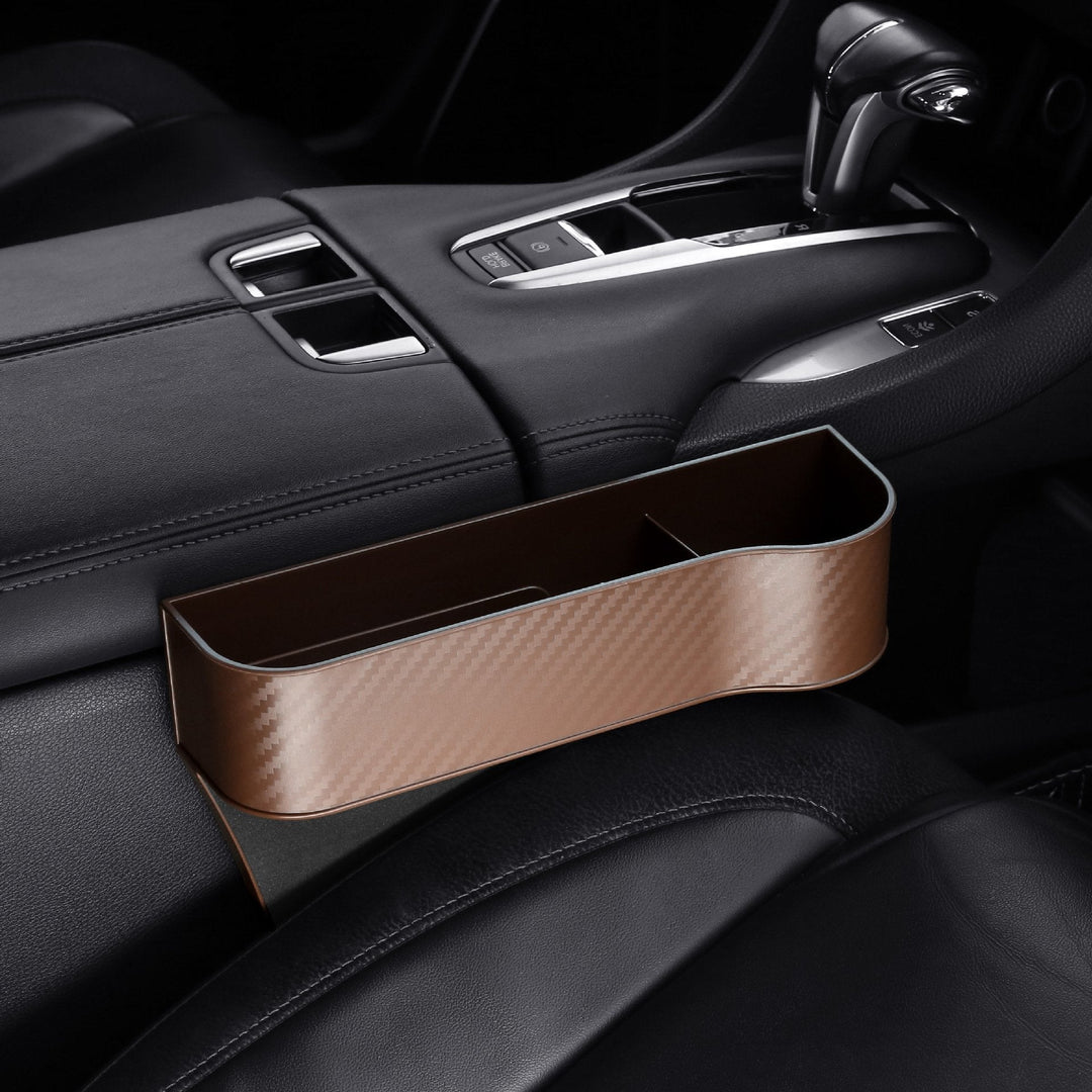 Accesorios de coche: Organizador de asiento con acabado en fibra de carbono y portavasos.