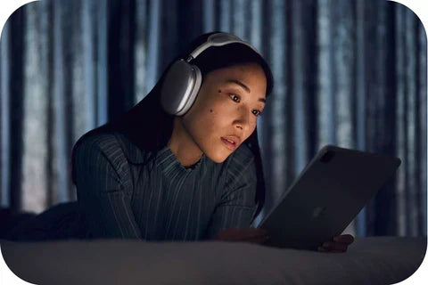Auriculares inalámbricos negros con acabado mate, diseño elegante y minimalista Bluetooth 5.0.