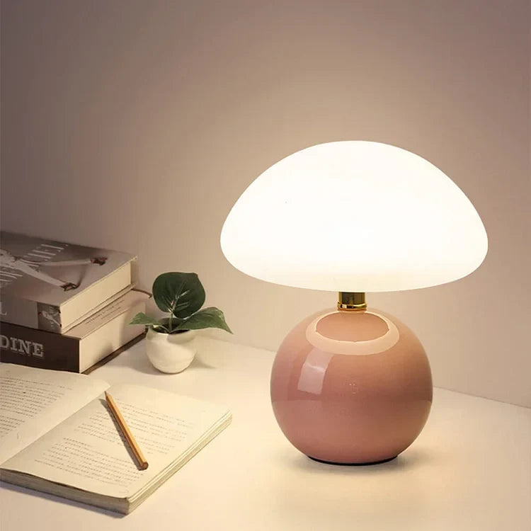 Decoración de hogar con lámpara hongo Bauhaus, estilo minimalista y luz LED integrada.
