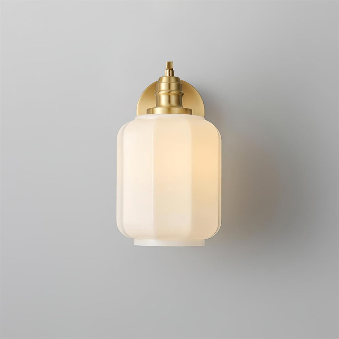 Aplique de pared elegante. Lámpara de latón y vidrio que añade un toque chic a tu espacio.