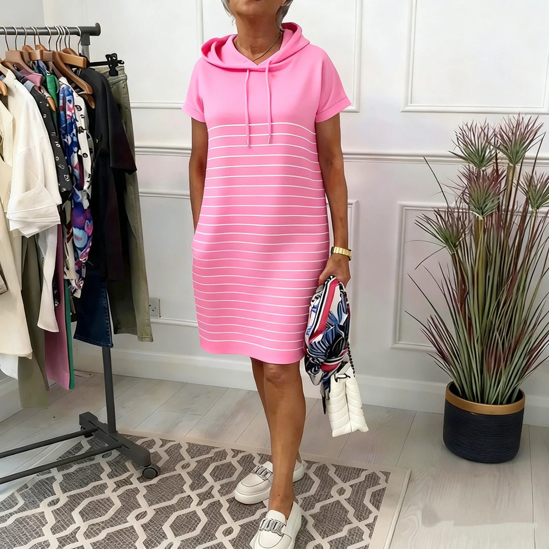Moda femenina: Vestido casual con capucha y rayas negras para mujer. Estilo cómodo, moderno y urbano.