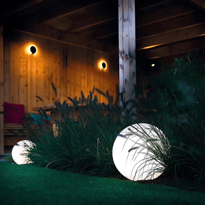 Varias lámparas solares esféricas LED. Crean un ambiente cálido en tu patio o jardín exterior.