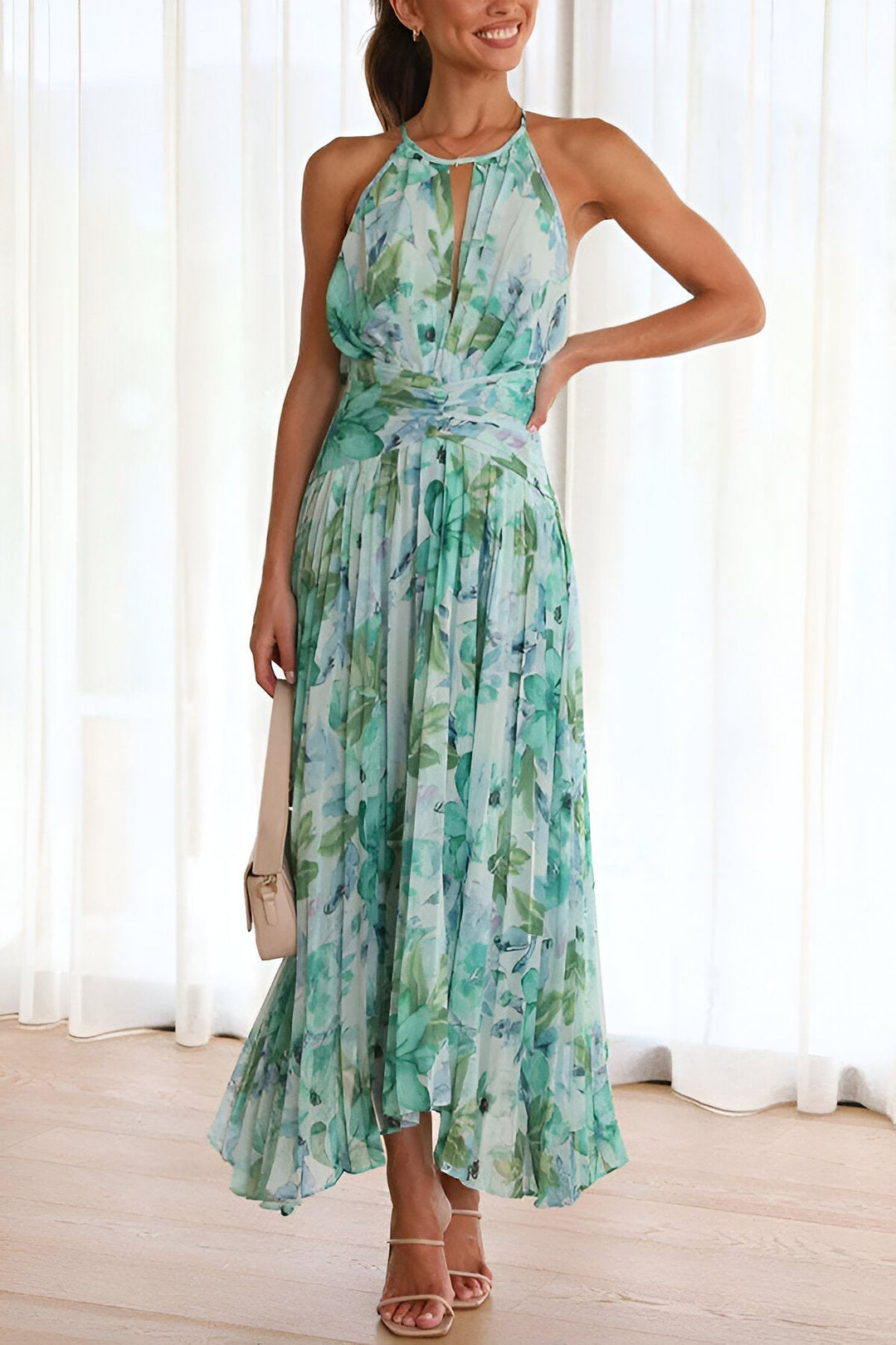 Vestido de mujer halter floral, corte maxi y plisado, para verano. Moda femenina elegante y cómoda.