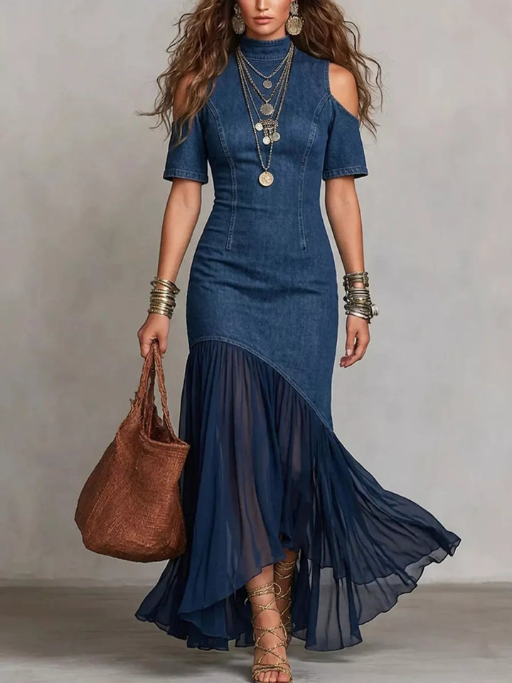 Vestido largo de mujer con hombros descubiertos y volantes en el bajo. Estilo elegante de verano.