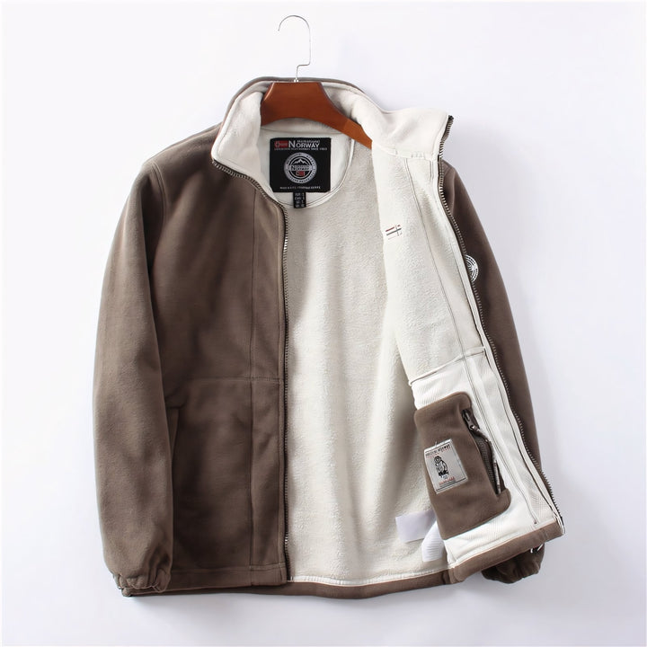 Chaqueta moderna para hombres, protección avanzada clima extremo, ideal invierno y aventura al aire libre.