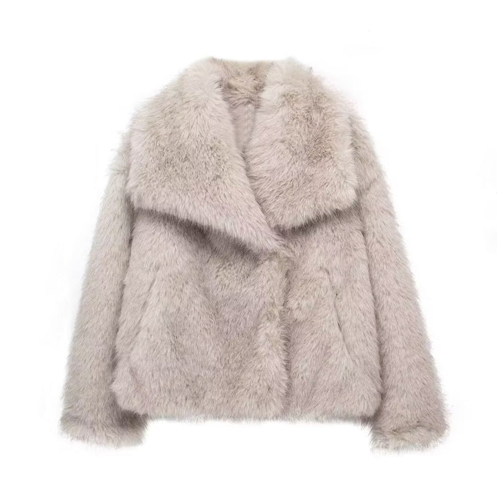 Estilo chic en abrigo de pelo sintético para mujer, ideal para la temporada.