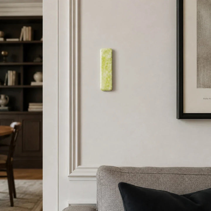 Diseño elegante de lámpara de pared con mármol verde irlandés. Crea luz ambiental sofisticada para pasillo o dormitorio.