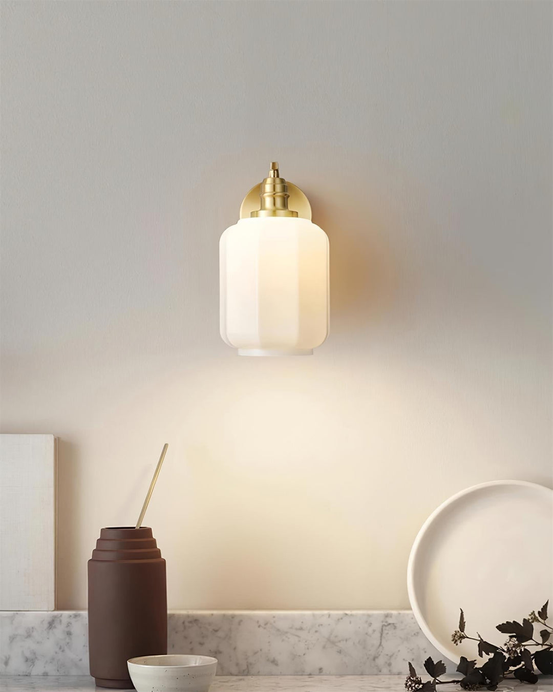 Diseño moderno para tu hogar. Lámpara de pared enchufable de latón y vidrio, luz cálida.