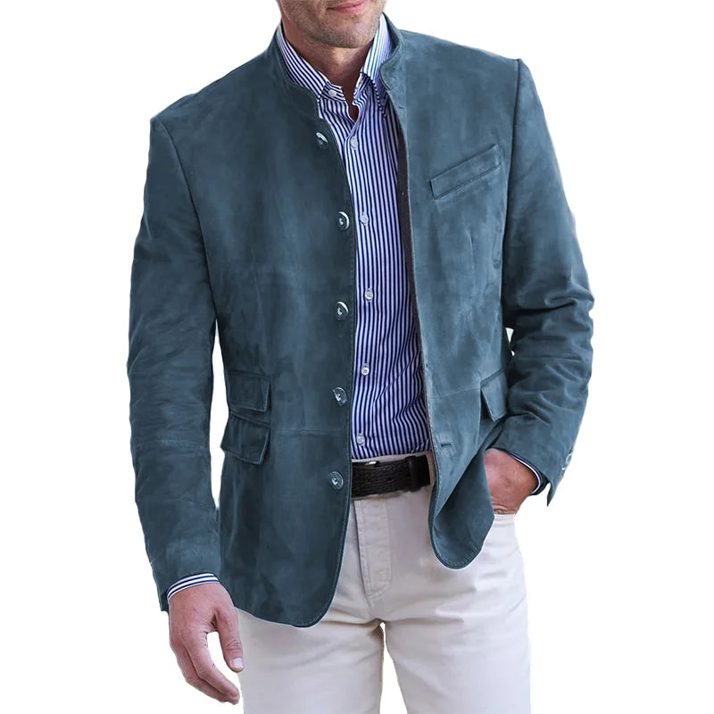 Americana de hombre elegante con cuello alto y botones frontales. Ideal para moda masculina moderna, look casual o formal.