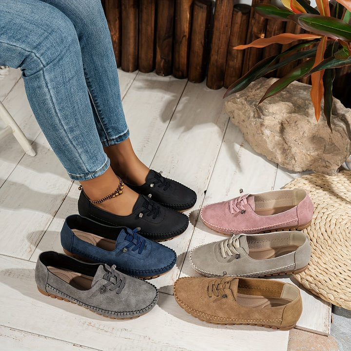 Mujer luciendo mocasines flexibles y cómodos, perfectos para un look casual y caminar todo el día.