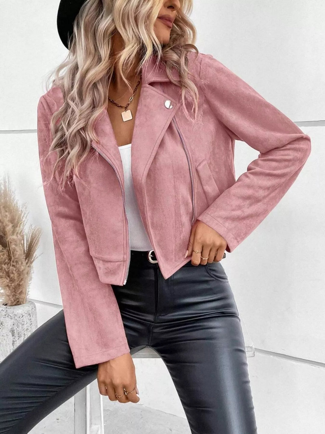 Chaqueta casual de mujer con cremallera y bolsillos, corte corto moderno para uso diario.