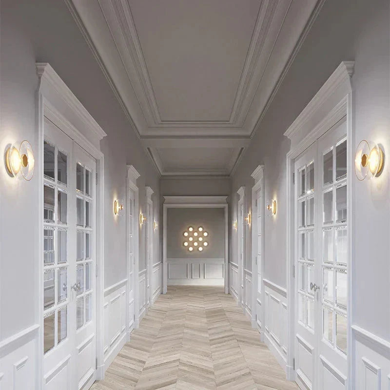 Lámpara de pared contemporánea con difusor de vidrio redondo, realza decoraciones nórdicas y ambientes LED.