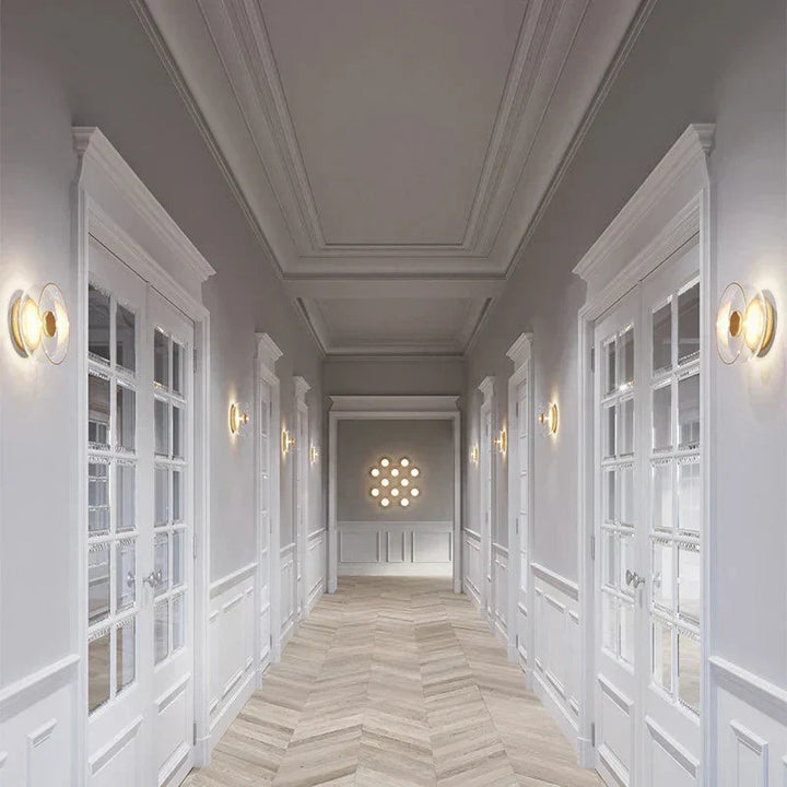 Lámpara de pared contemporánea con difusor de vidrio redondo, realza decoraciones nórdicas y ambientes LED.