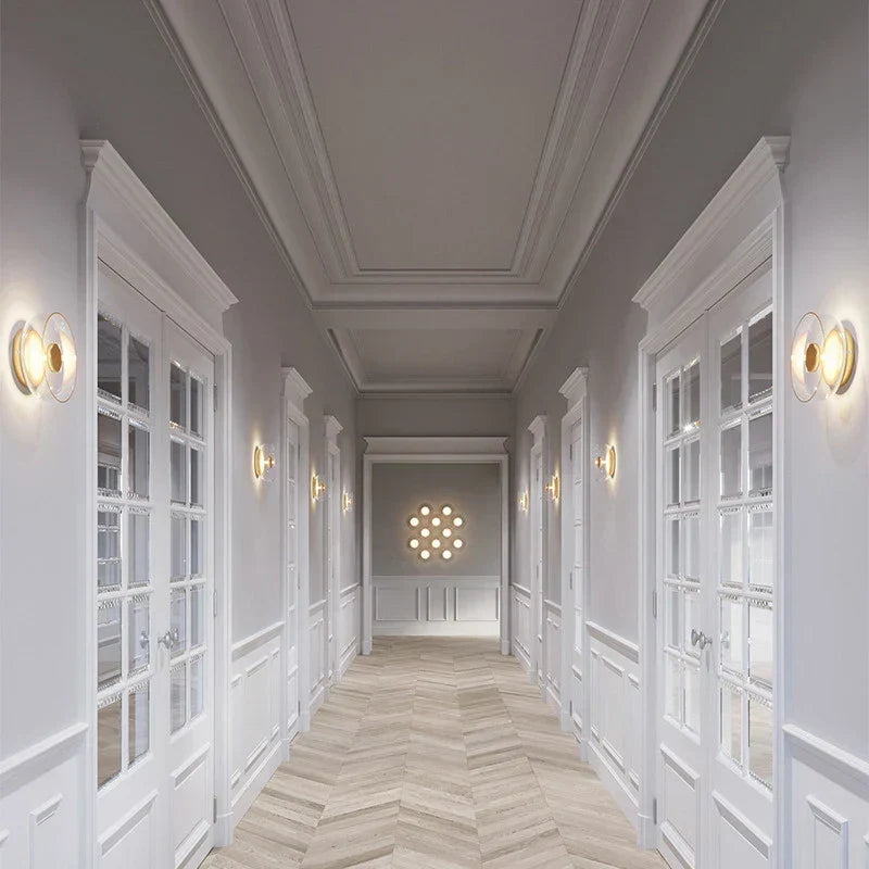 Aplique de pared LED nórdico, perfecto para iluminación ambiental en sala de estar o dormitorio.