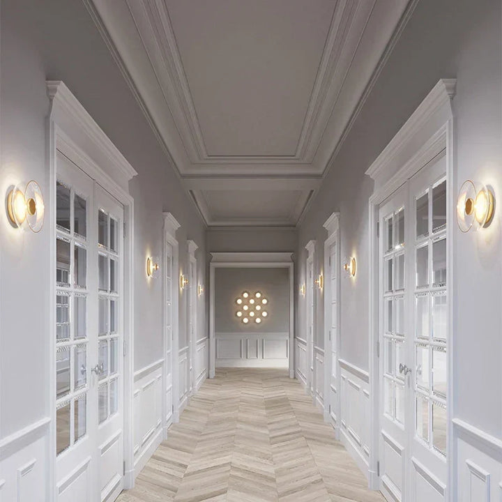 Aplique de pared LED nórdico, perfecto para iluminación ambiental en sala de estar o dormitorio.