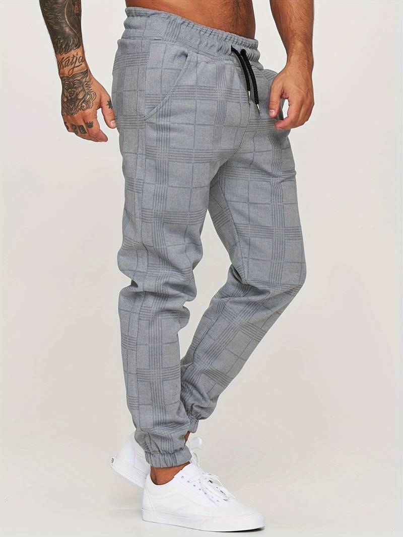 Jogger masculino sobre superficie, mostrando su diseño casual, un esencial para ropa hombre cómoda.