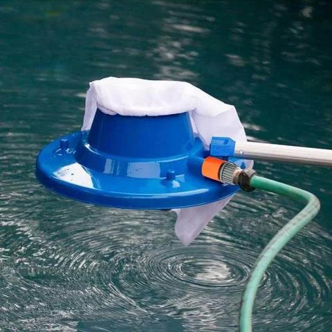 Herramienta potente para limpieza de hojas en piscinas, optimiza el mantenimiento y la calidad del agua.