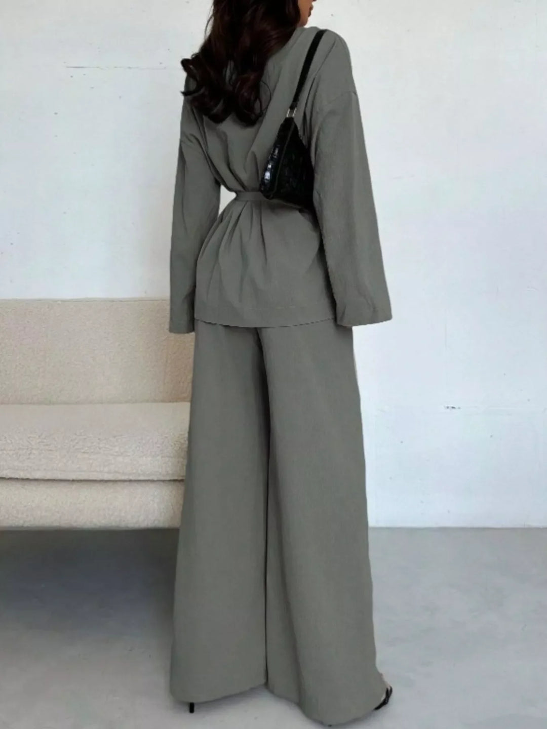 Prendas de moda mujer: Conjunto elegante con top lazo y pantalón ancho. Ideal outfit.