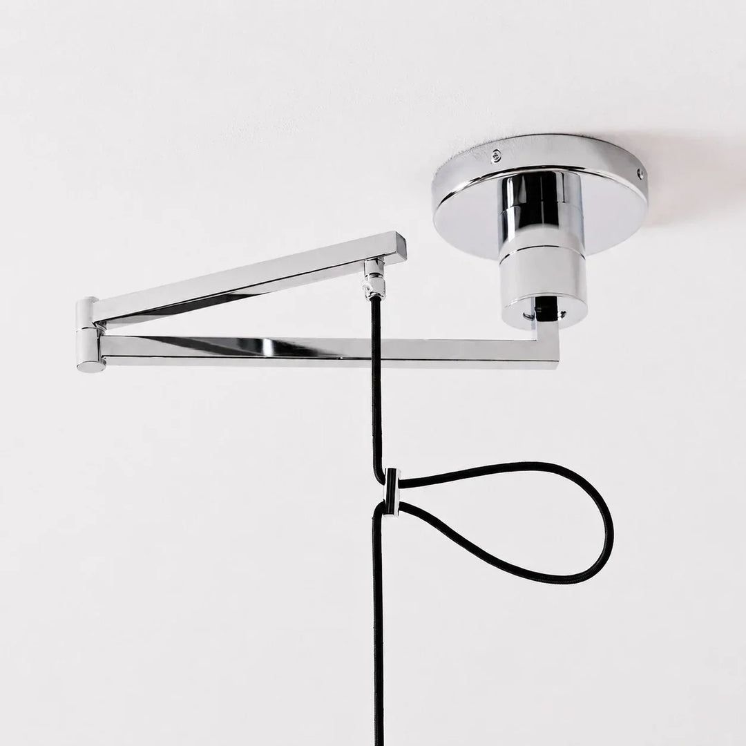Lámpara de metal cromado pulido, estilo Bauhaus, brazo ajustable para iluminación de techo.
