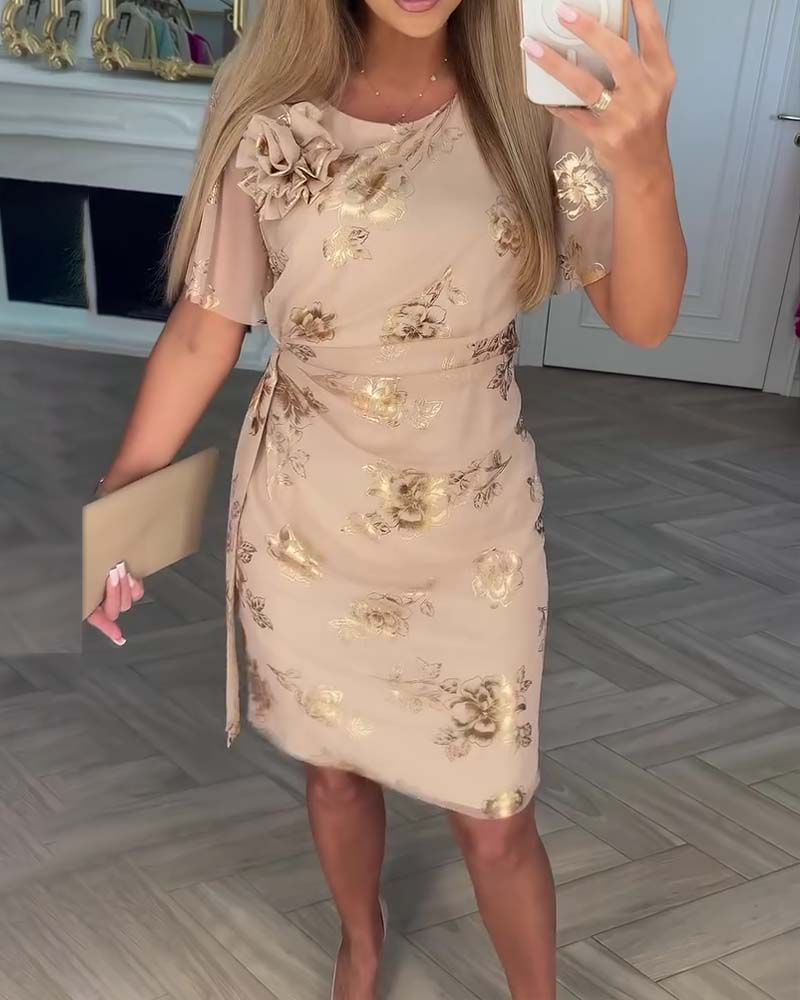 Vestido entallado floral beige para mujer, con mangas cortas, ideal para lucir elegante en cualquier evento.