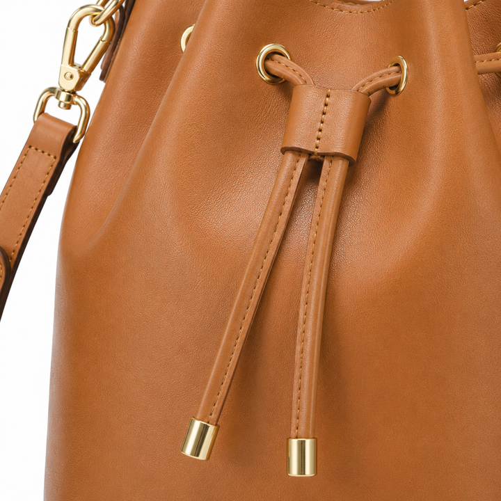 Bolso de cuero tipo cubo para mujer, elegante y versátil. Accesorio de moda imprescindible.